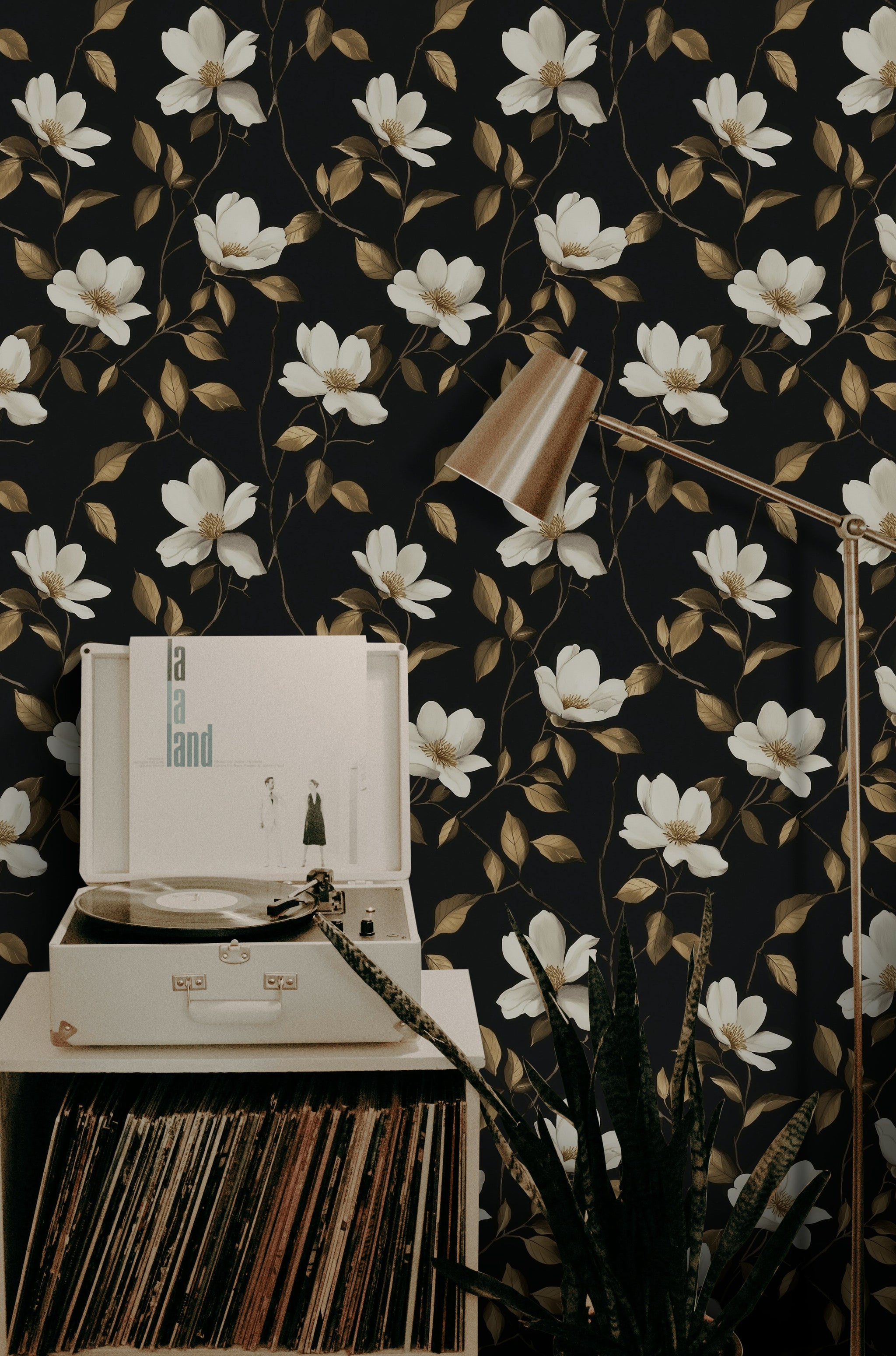 Manolya Çiçekli Duvar Kağıdı Siyah Zeminli Vintage Salon