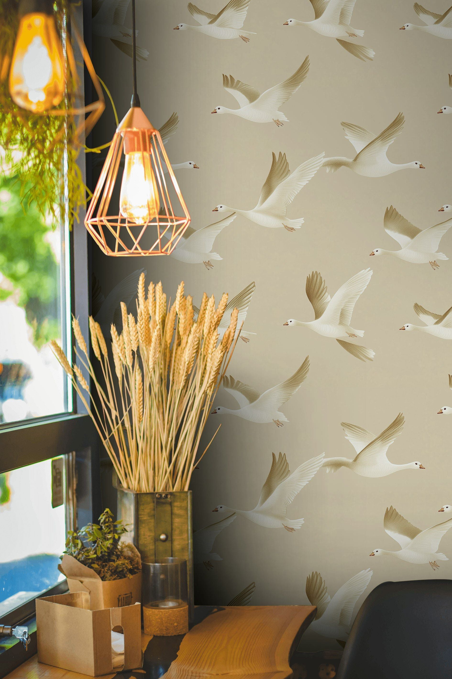 Uçan Kaz Desenli Duvar Kağıdı Bej Hayvan Temalı Salon
