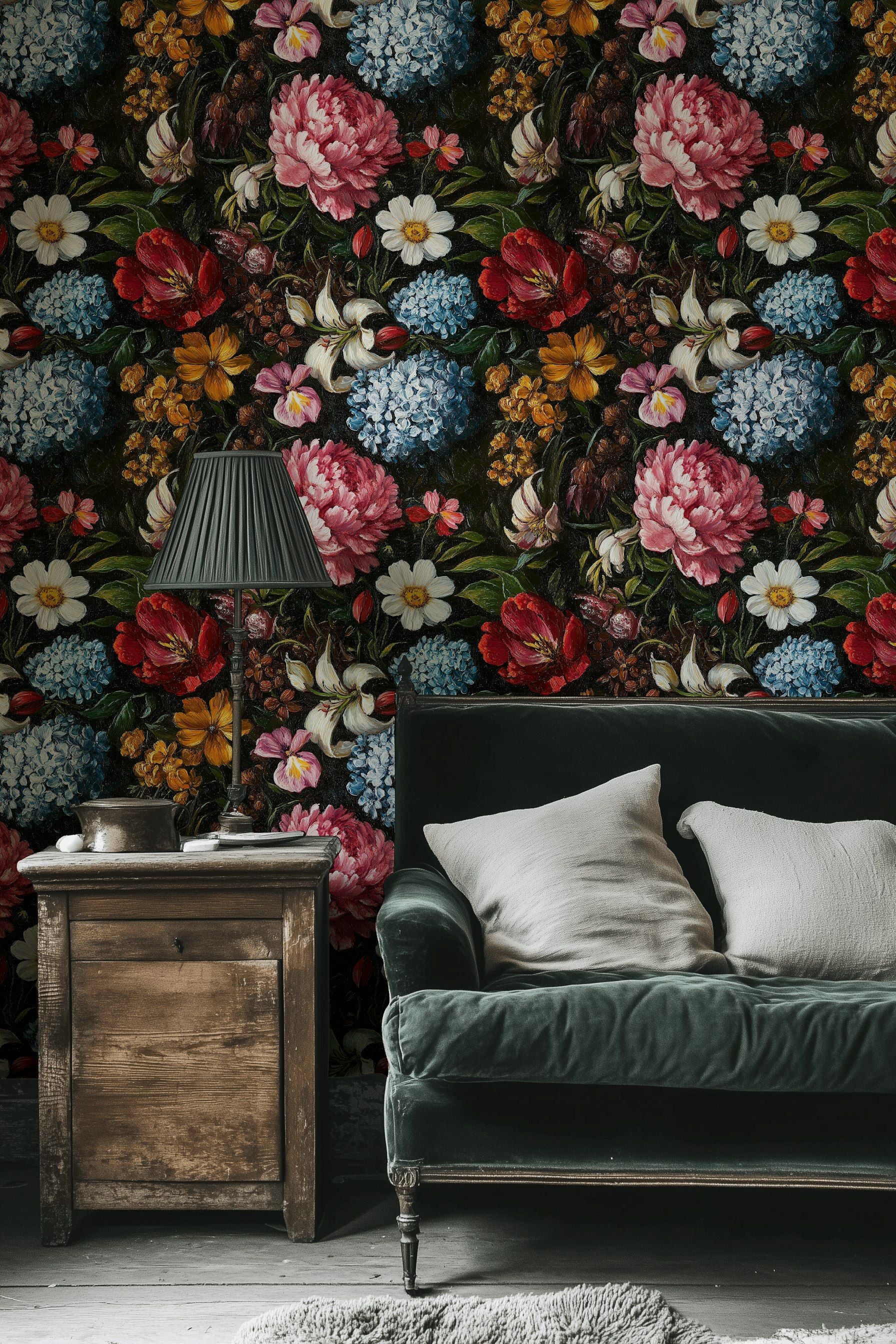 Koyu Zeminli Çiçek Desenli Duvar Kağıdı Vintage Salon