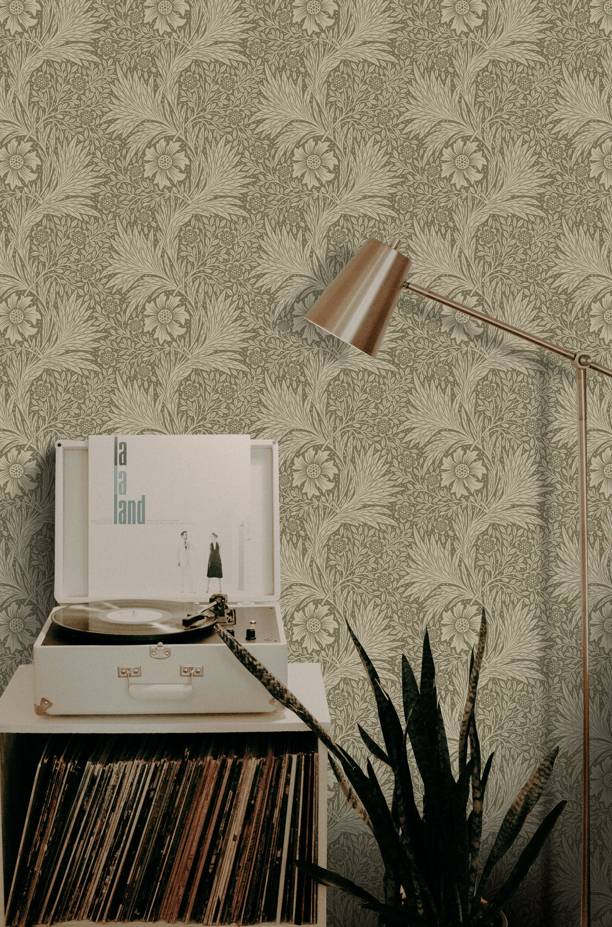 Vintage Çiçekli Duvar Kağıdı Bej Tonlarda Klasik Salon Deseni