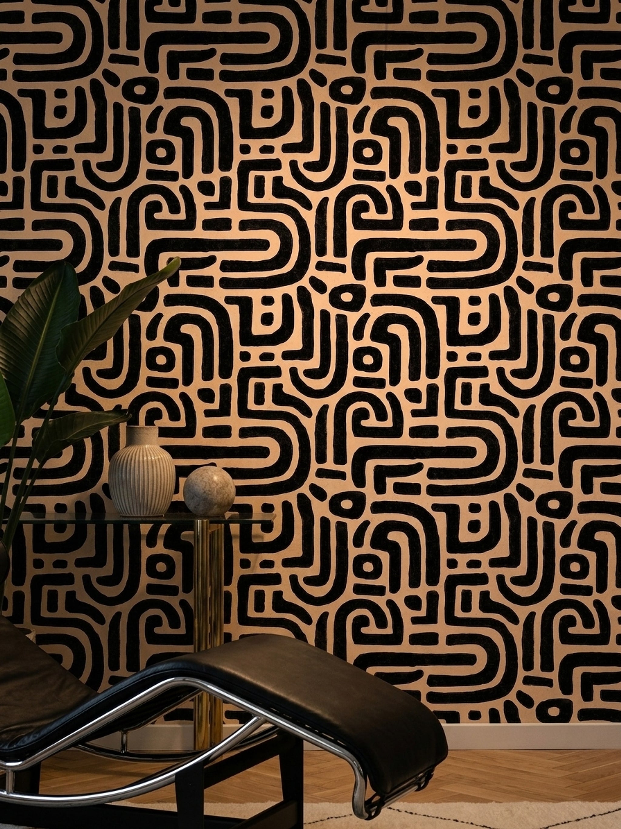 Geometrik Labirent Desenli Duvar Kağıdı Siyah Bej Salon