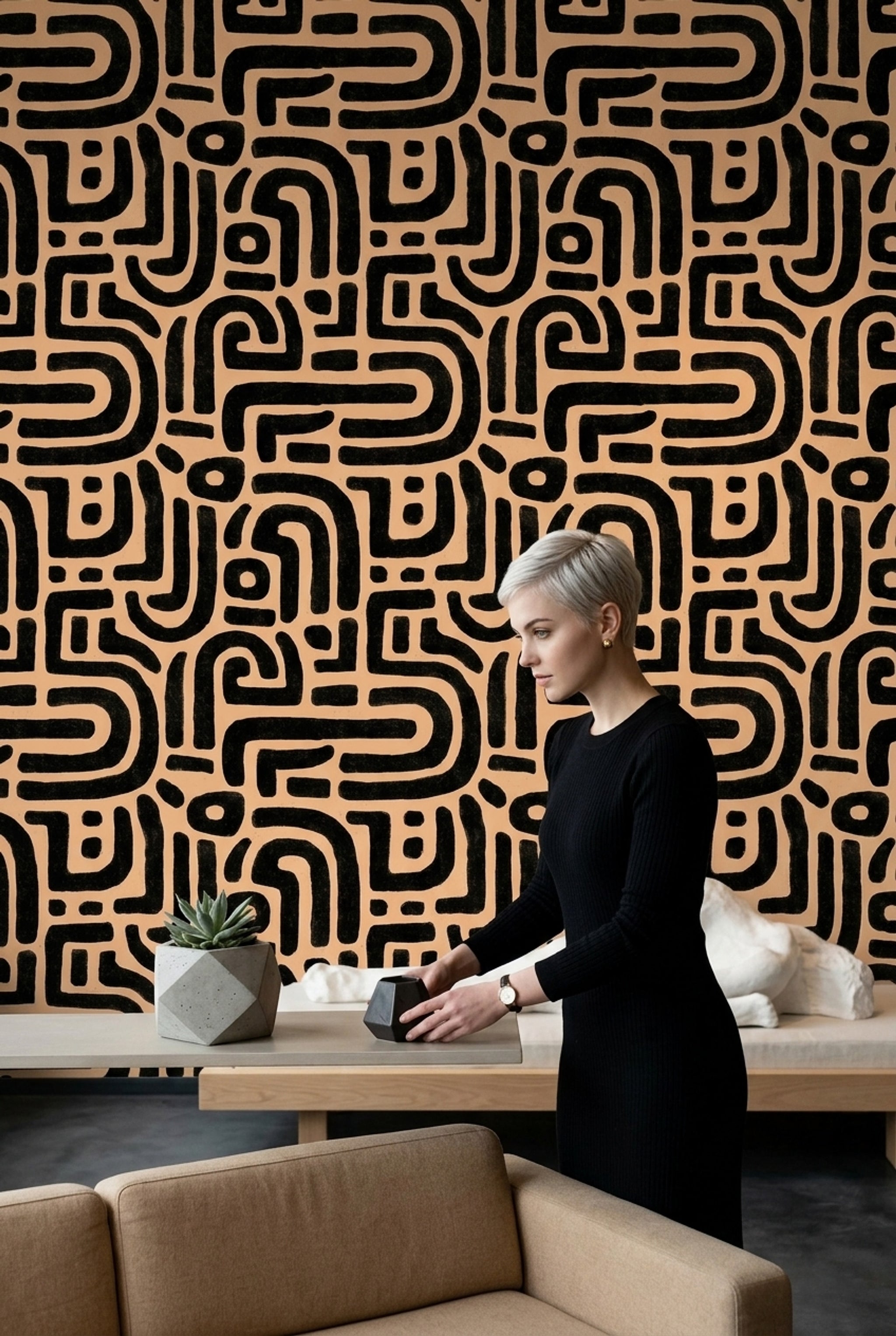 Geometrik Labirent Desenli Duvar Kağıdı Siyah Bej Salon