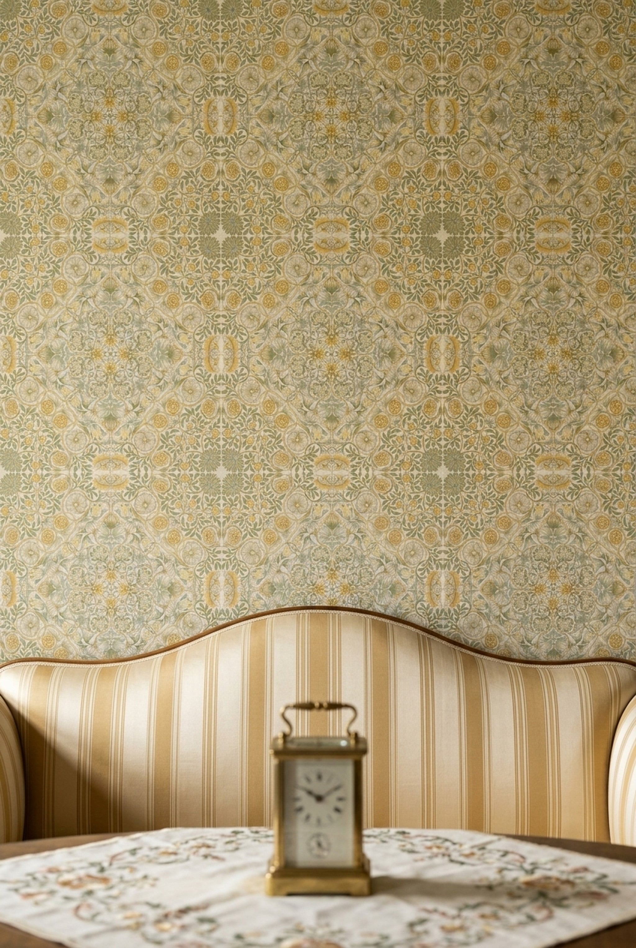 Vintage Damask Duvar Kağıdı Bej Altın Klasik Yatak Odası