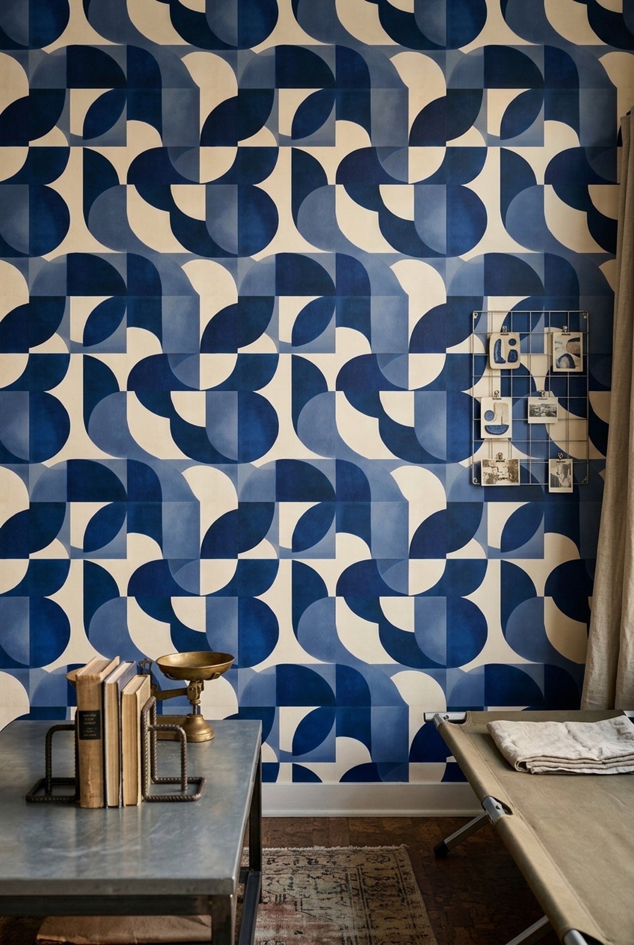 Geometrik Desenli Duvar Kağıdı Lacivert Krem Modern Salon