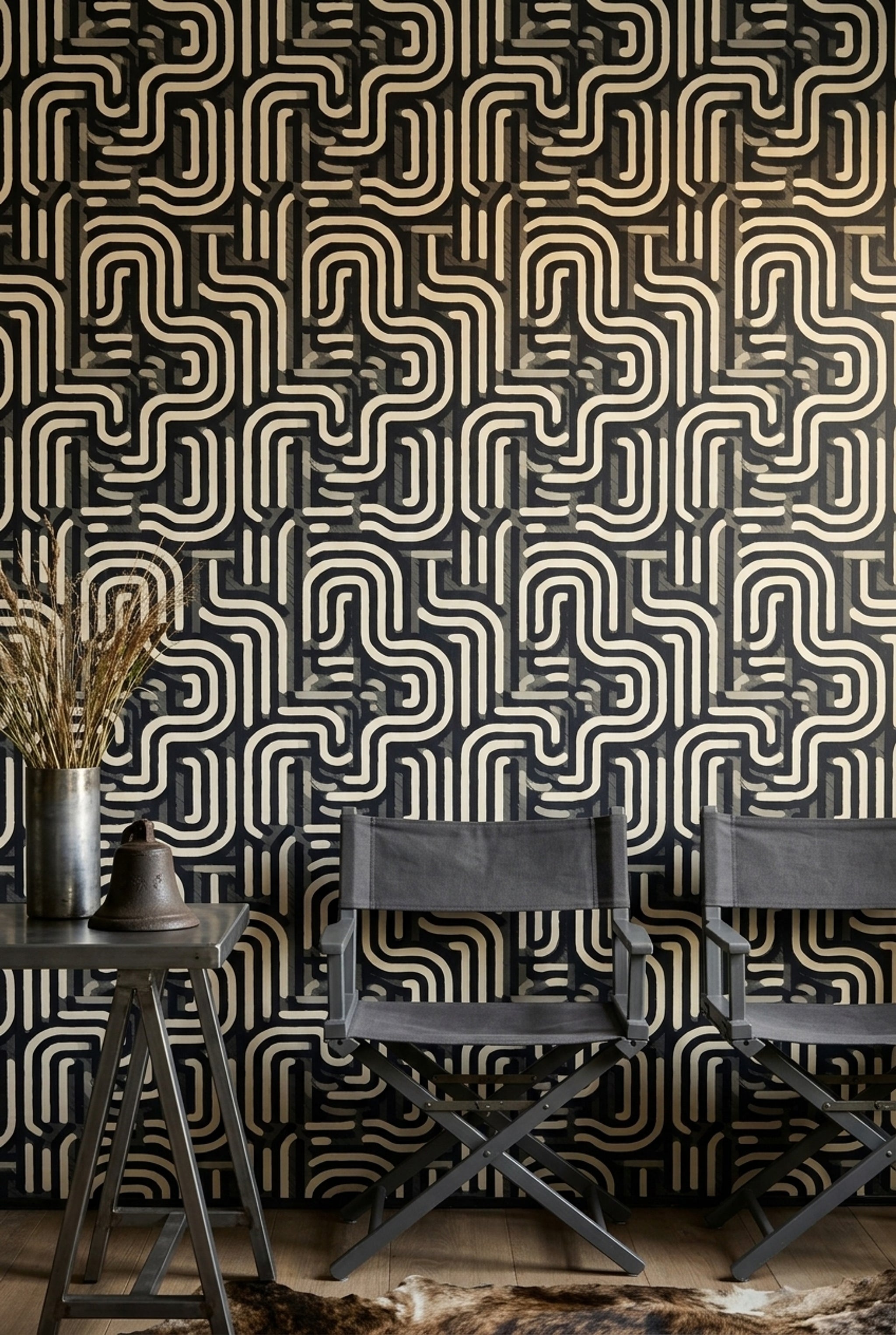 Geometrik Labirent Desenli Duvar Kağıdı Siyah Krem Salon