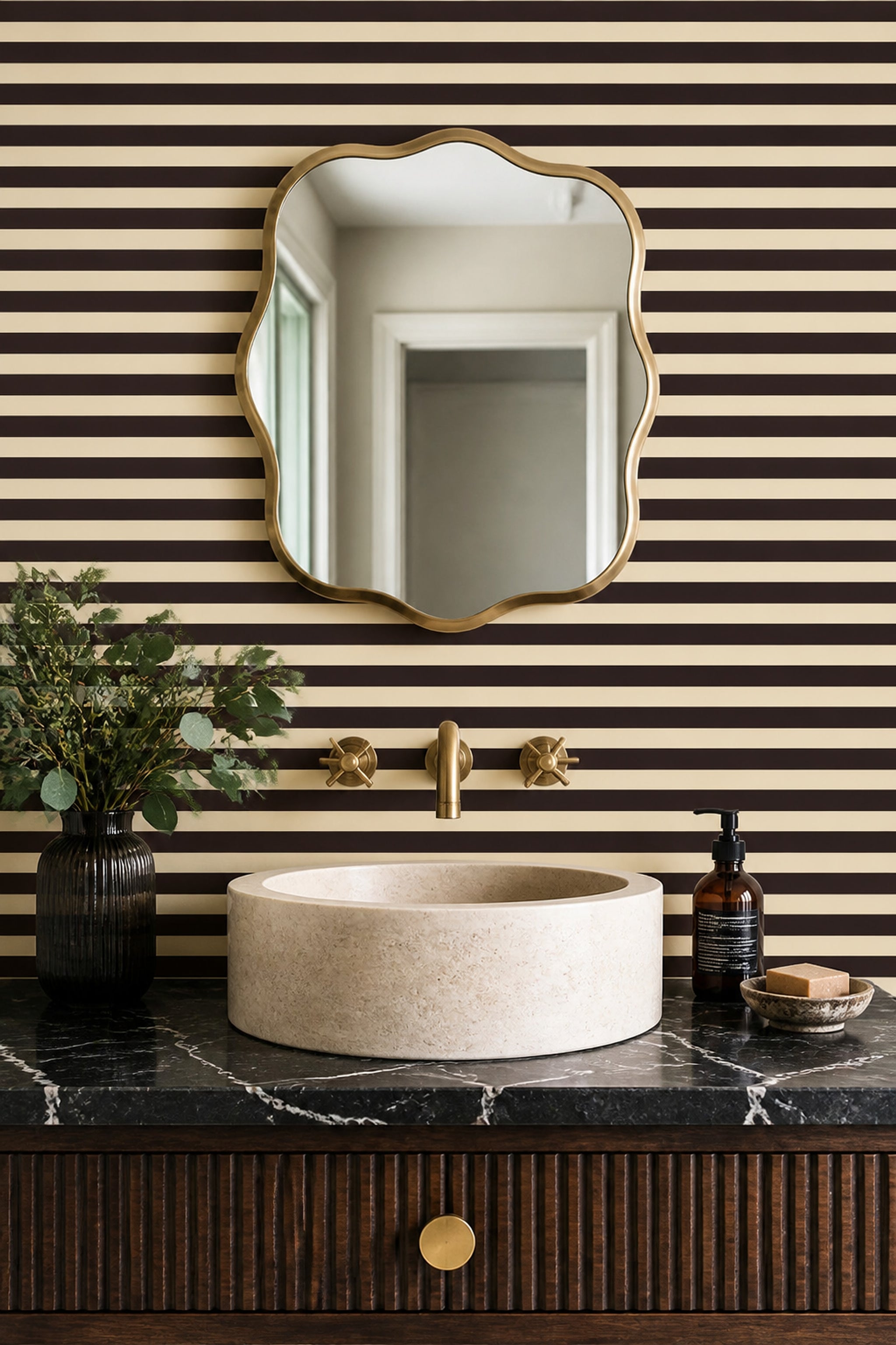 Krem Siyah Çizgili Duvar Kağıdı Modern Banyo Tasarımı