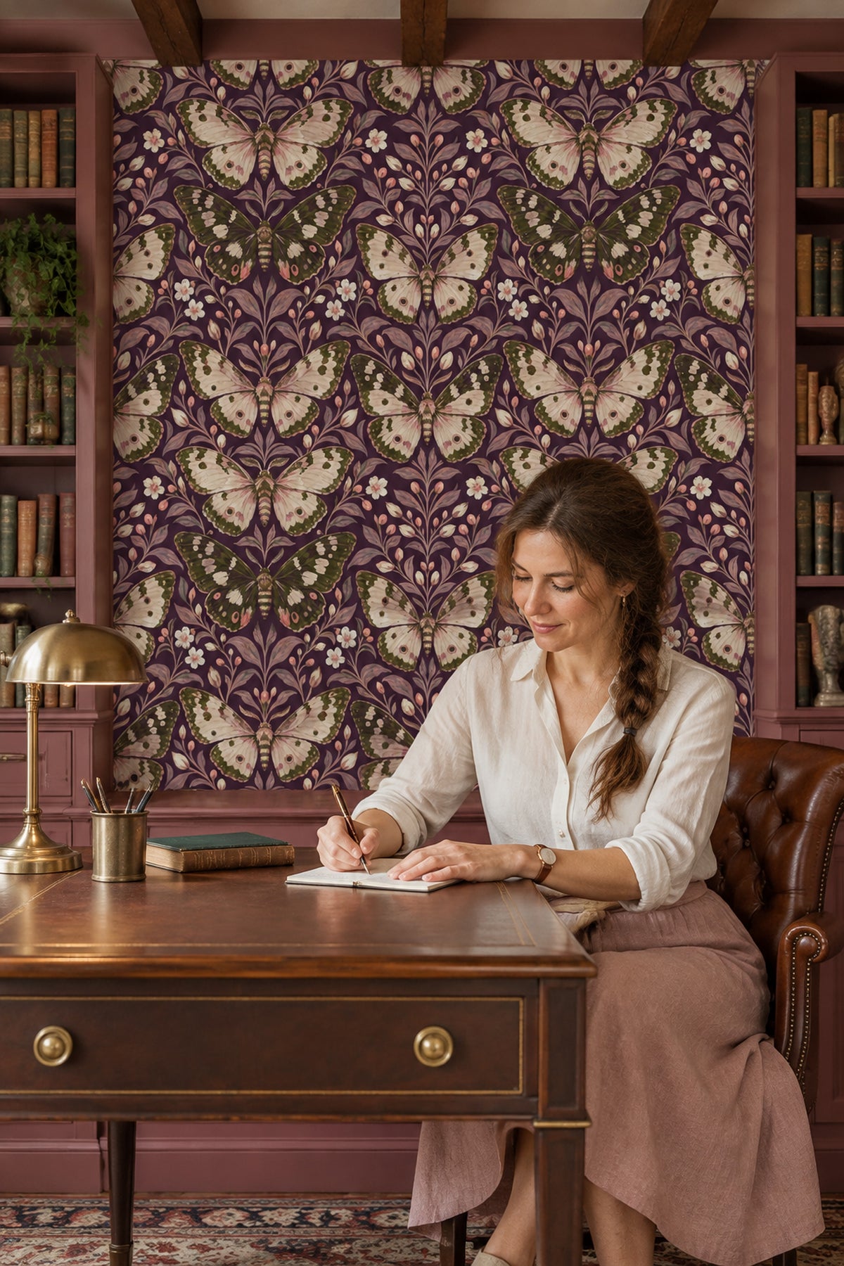 Kelebekli Duvar Kağıdı Mor Zeminli Vintage Salon
