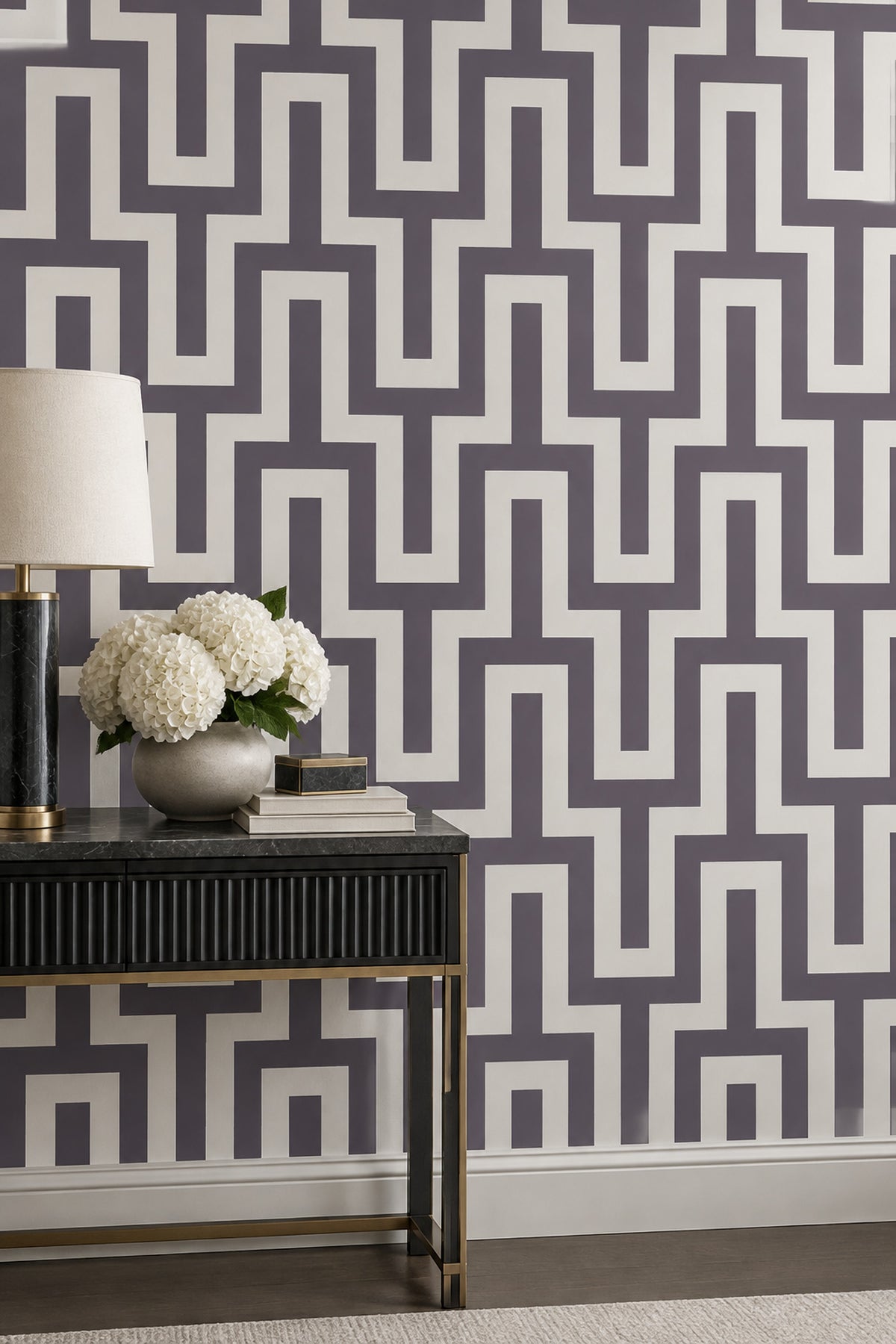 Geometrik Labirent Desenli Duvar Kağıdı Gri Beyaz Salon