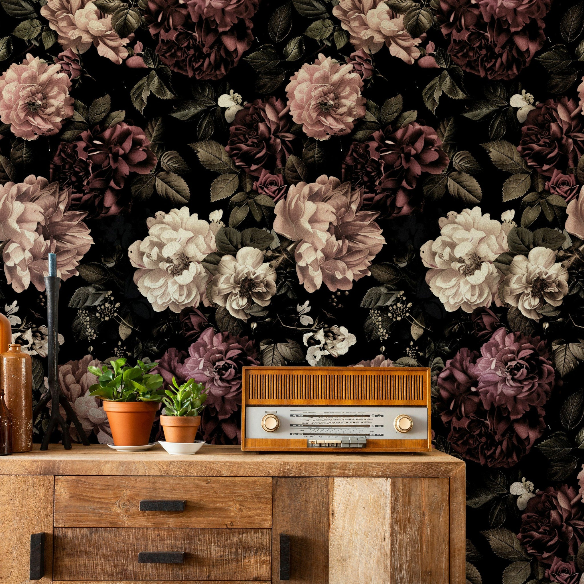 Koyu Zeminli Güllü Duvar Kağıdı Vintage Salon