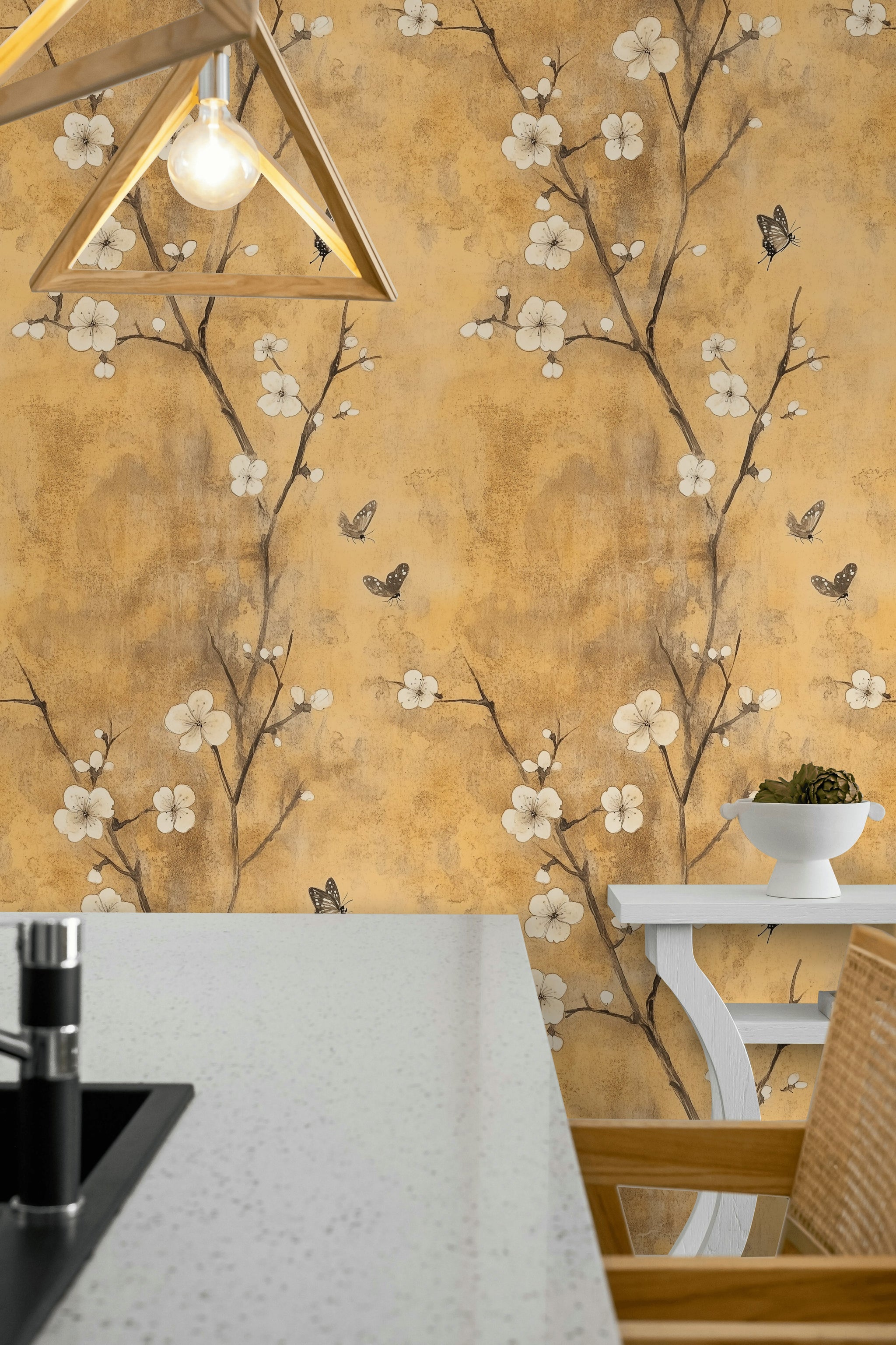 Kelebekli Çiçek Dallı Duvar Kağıdı Bej Vintage Salon