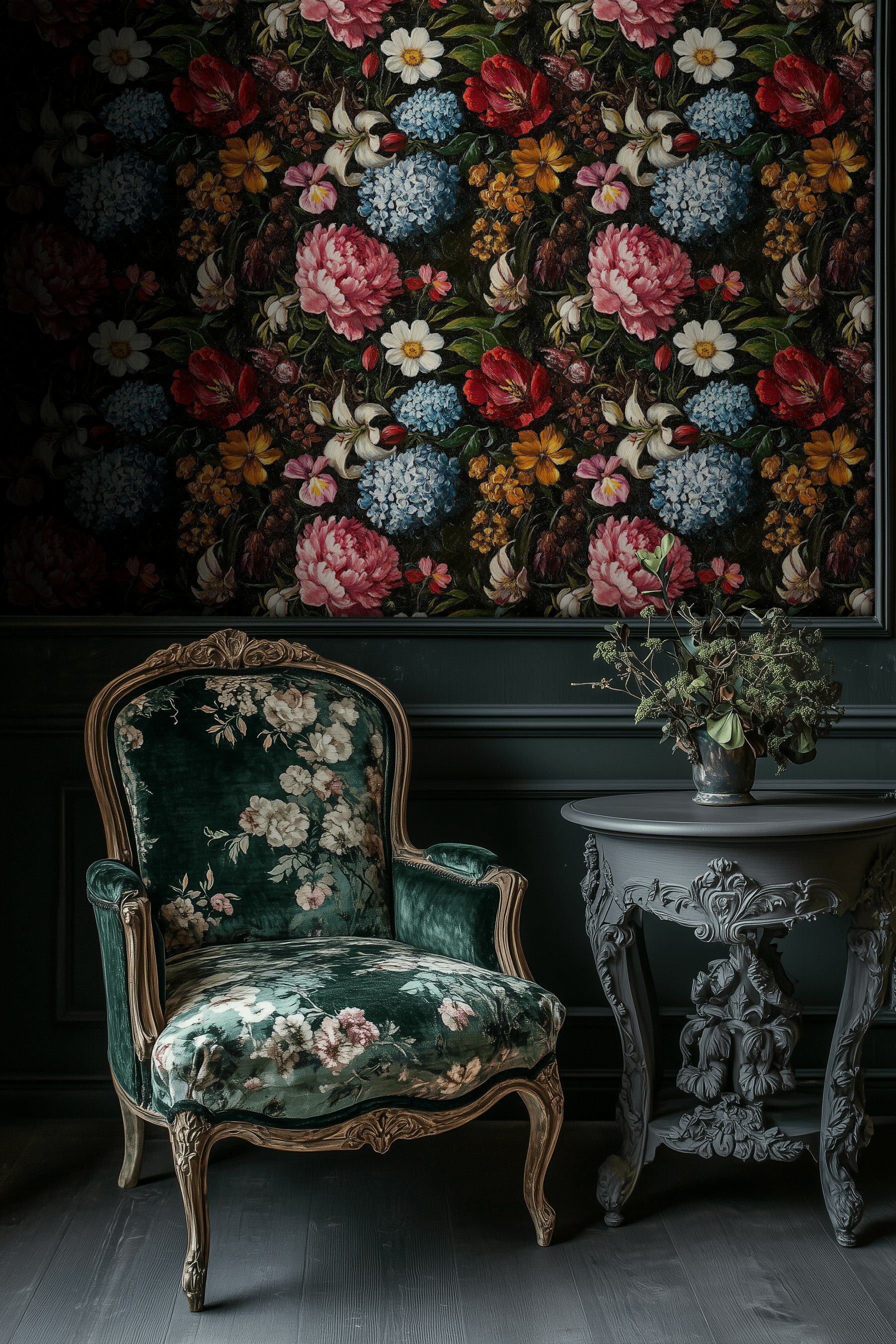 Koyu Zeminli Çiçek Desenli Duvar Kağıdı Vintage Salon