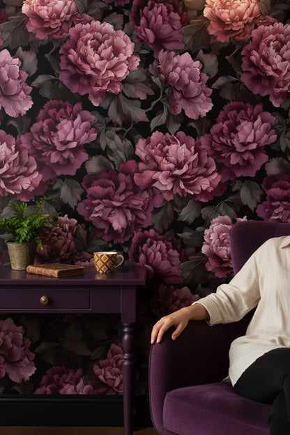 Bordo Şakayık Desenli Duvar Kağıdı Koyu Zemin Salon