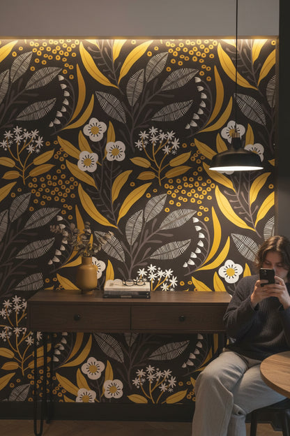 Altın Yapraklı Çiçek Desenli Duvar Kağıdı Siyah Fon Salon