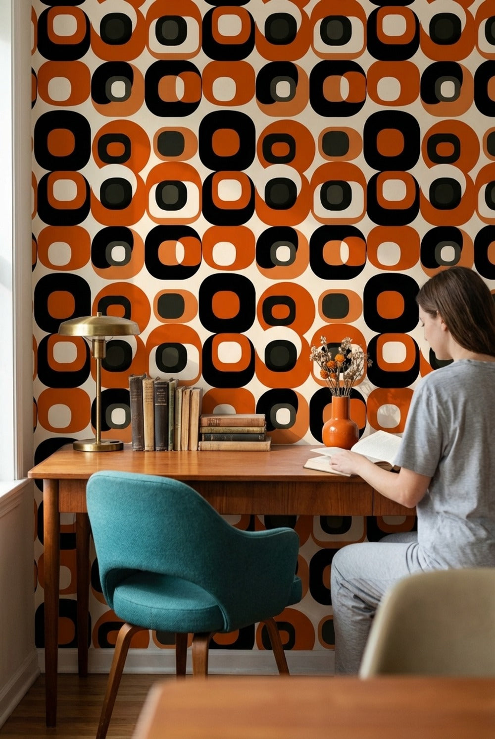 Retro Geometrik Duvar Kağıdı Turuncu Siyah Desenli Salon