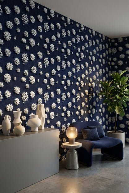 Lacivert Zemin Beyaz Çiçekli Duvar Kağıdı Modern Salon