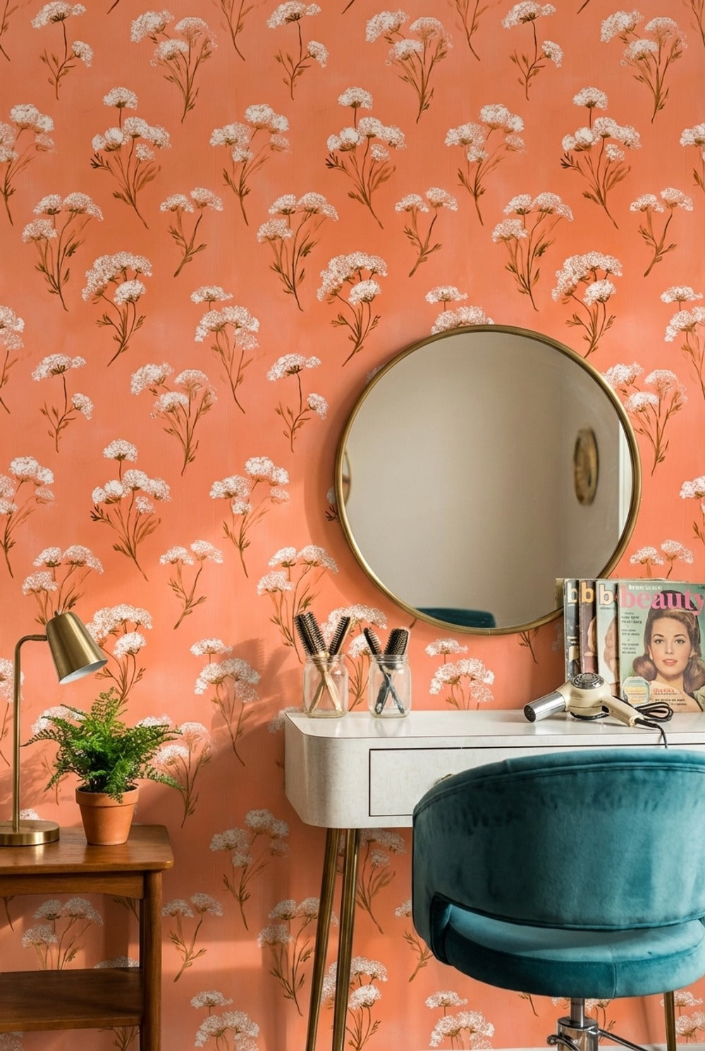 Beyaz Çiçek Desenli Duvar Kağıdı Terracotta Banyo Dekoru