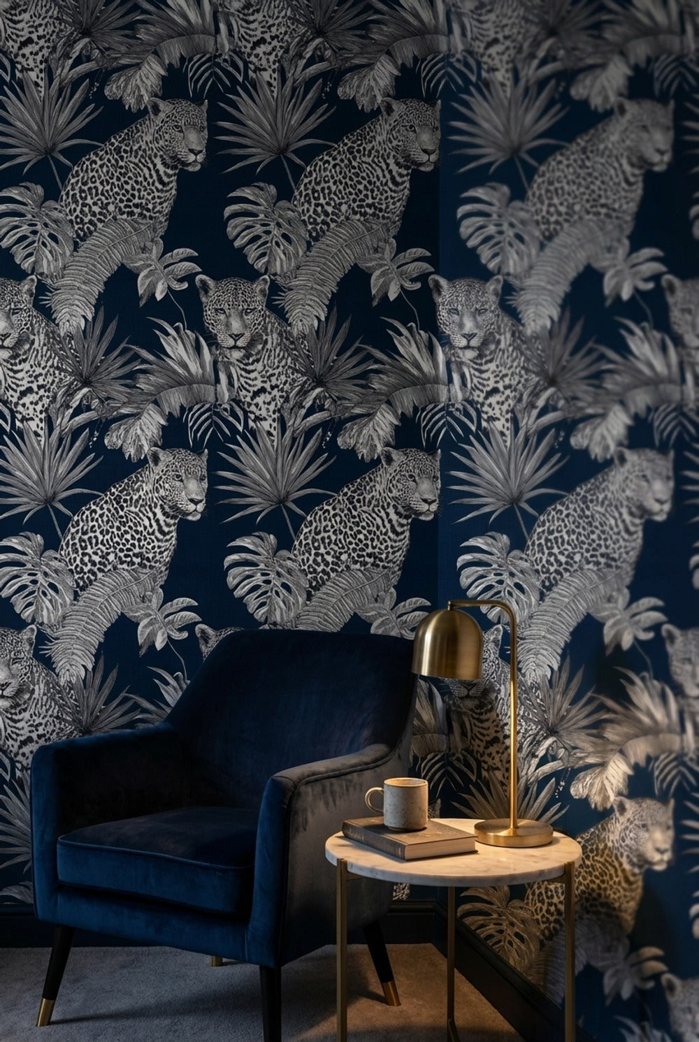Leoparlı Tropikal Yapraklı Duvar Kağıdı Lacivert Salon Desenli