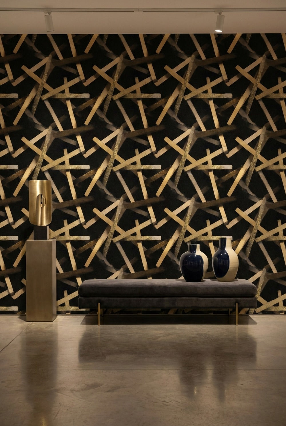 Altın Çubuk Desenli Duvar Kağıdı Siyah Modern Salon