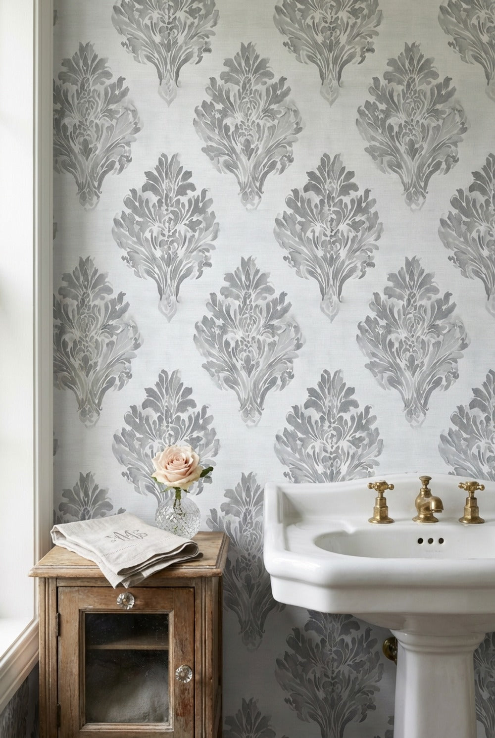 Klasik Damask Duvar Kağıdı Gri Krem Desenli Banyo