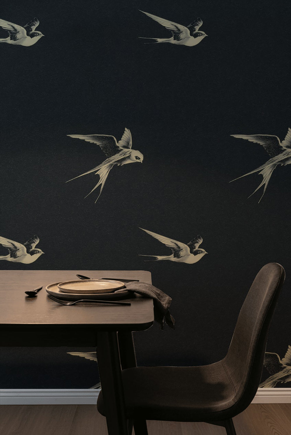 Uçan Kuş Desenli Duvar Kağıdı Siyah Modern Salon