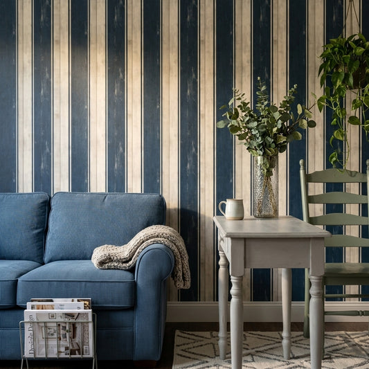 Çizgili Ahşap Görünümlü Duvar Kağıdı Lacivert Bej Salon