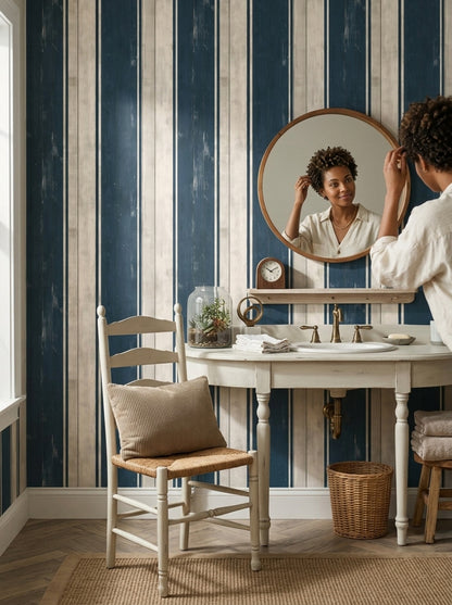 Çizgili Ahşap Görünümlü Duvar Kağıdı Lacivert Bej Salon
