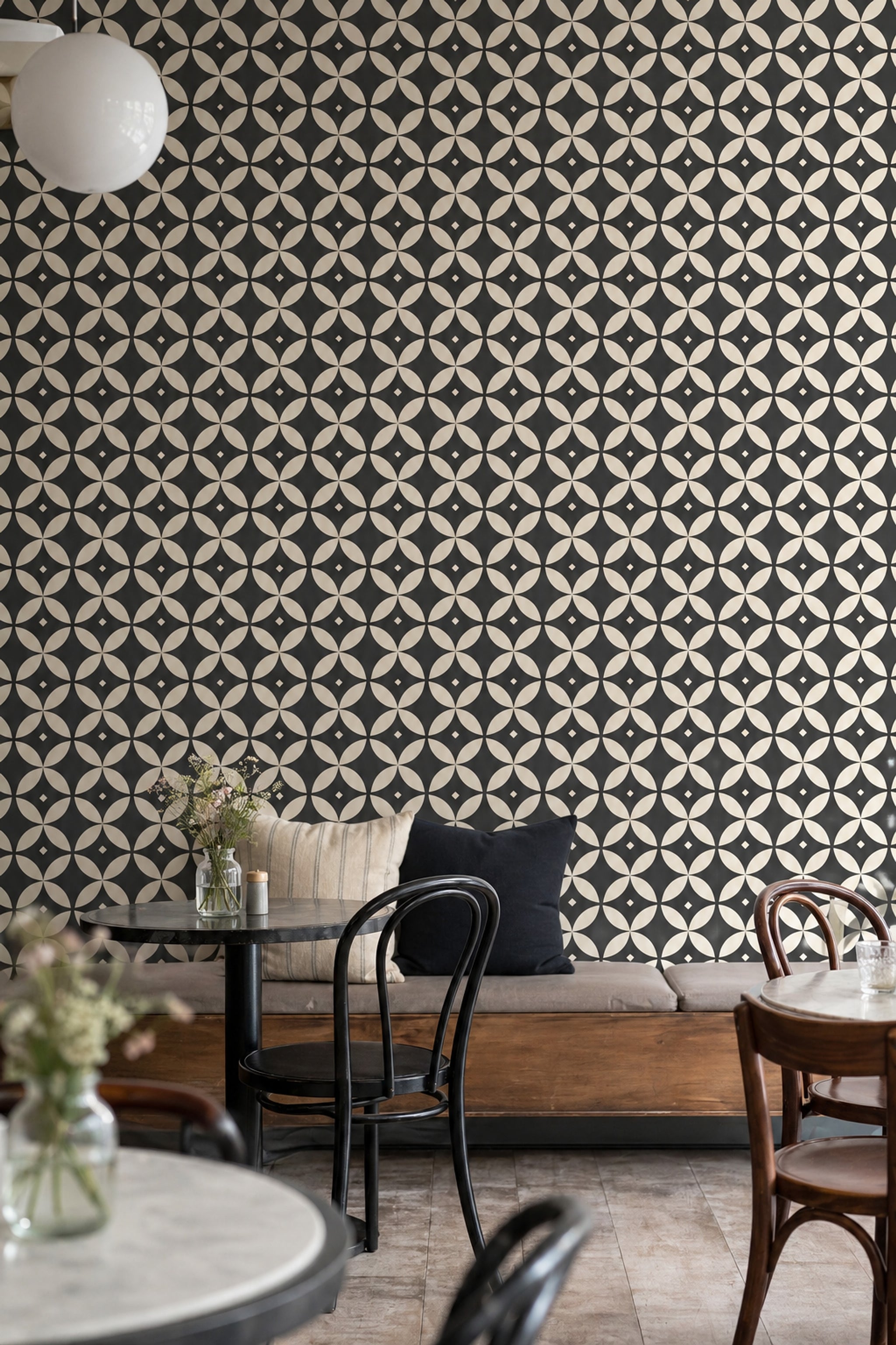 Geometrik Çiçek Desenli Duvar Kağıdı Siyah Krem Salon