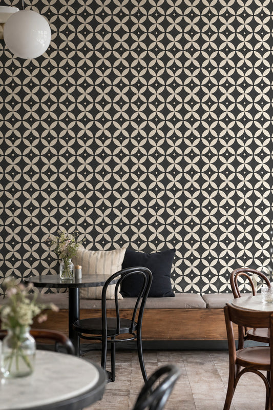 Geometrik Çiçek Desenli Duvar Kağıdı Siyah Krem Salon
