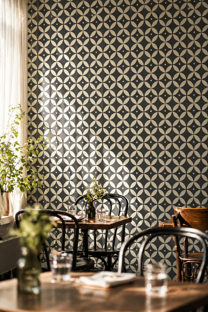 Geometrik Çiçek Desenli Duvar Kağıdı Siyah Krem Salon
