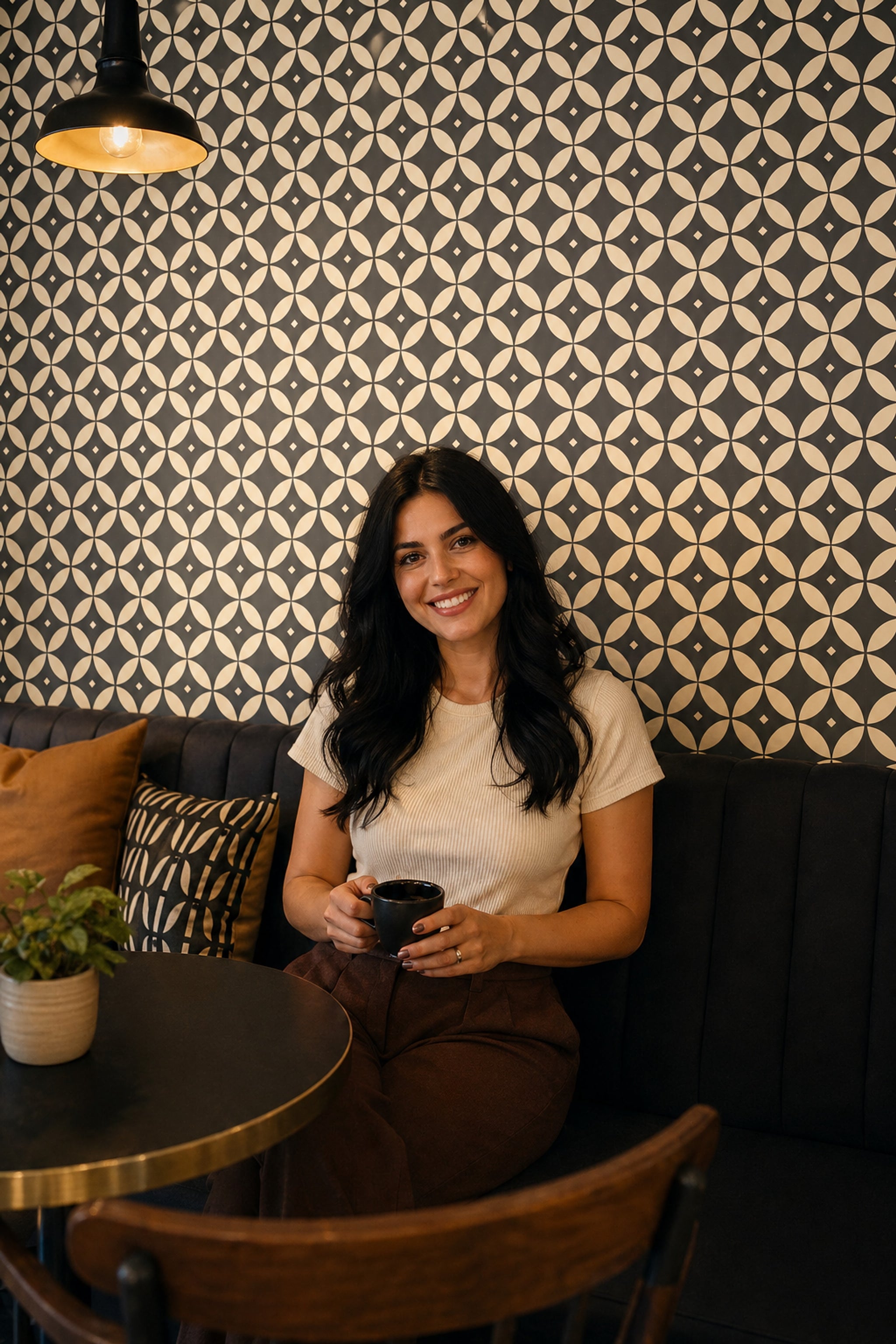 Geometrik Çiçek Desenli Duvar Kağıdı Siyah Krem Salon