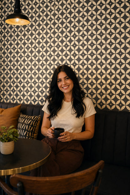 Geometrik Çiçek Desenli Duvar Kağıdı Siyah Krem Salon