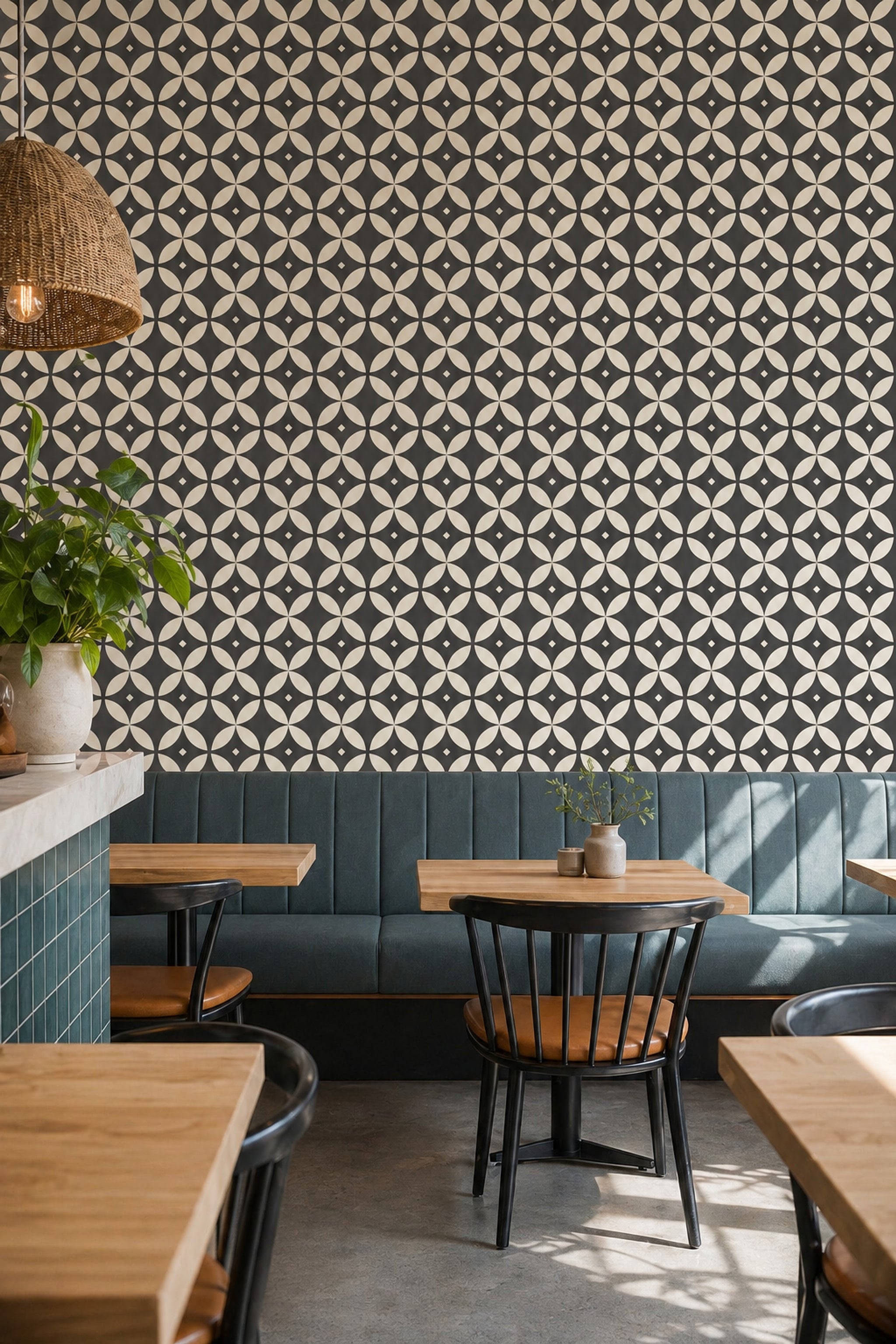 Geometrik Çiçek Desenli Duvar Kağıdı Siyah Krem Salon