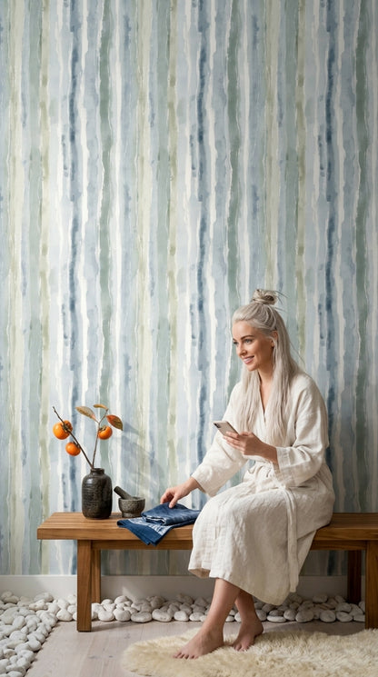 Suluboya Dikey Çizgili Duvar Kağıdı Mavi Yeşil Salon