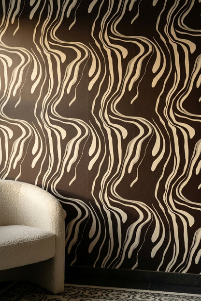 Dalgalı Çizgili Duvar Kağıdı Kahverengi Krem Modern Salon