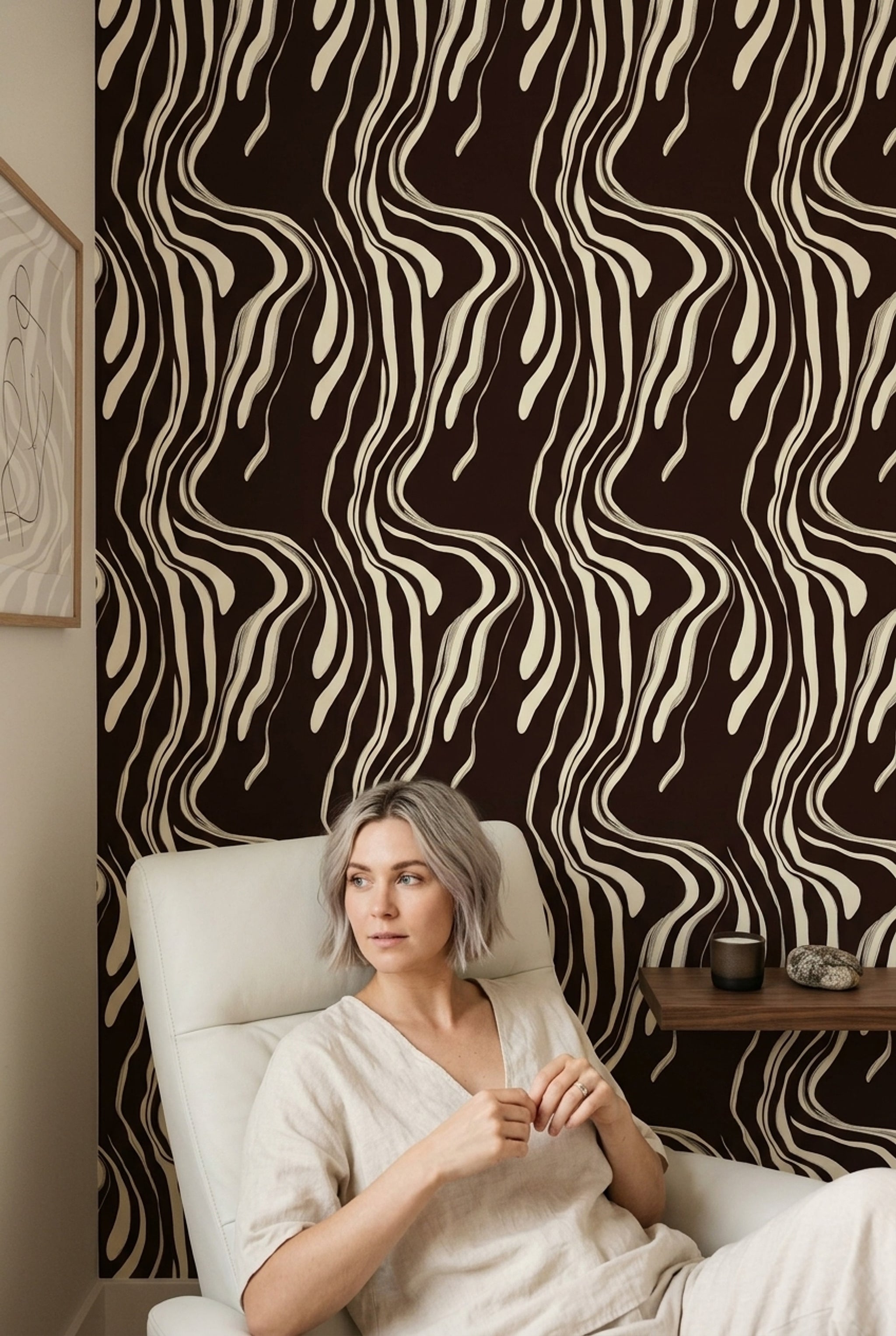Dalgalı Çizgili Duvar Kağıdı Kahverengi Krem Modern Salon
