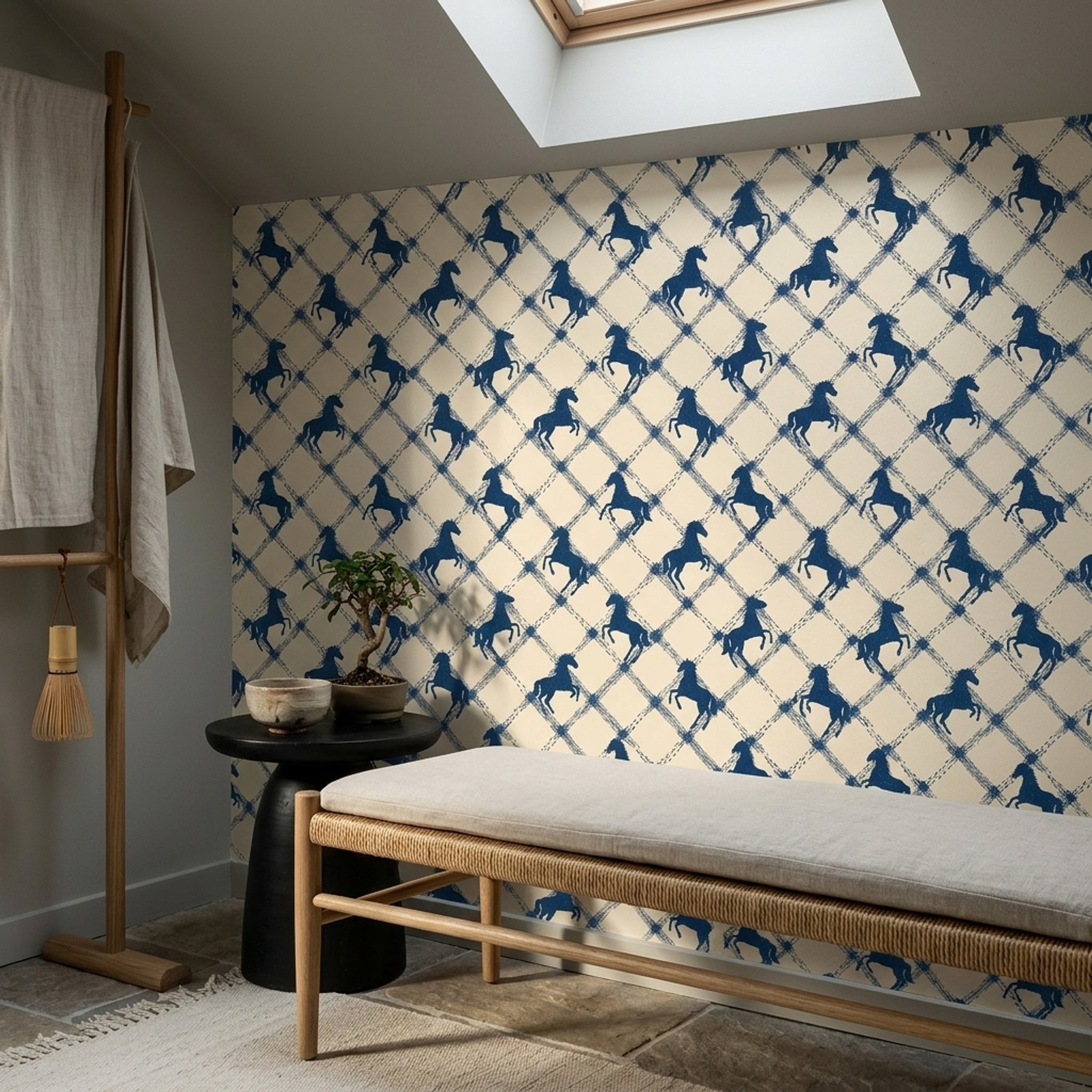 Mavi At Desenli Duvar Kağıdı Krem Zemin Salon