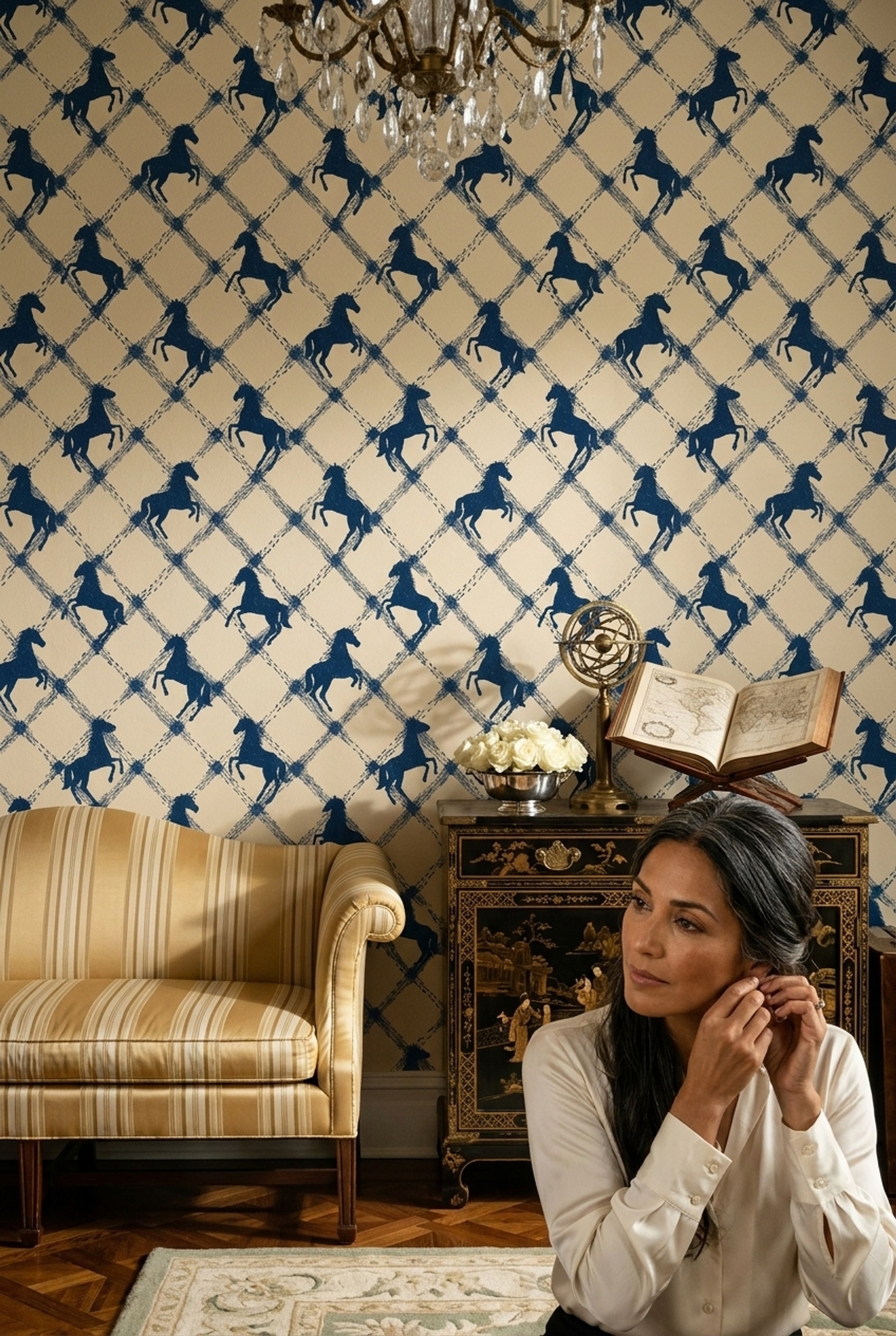 Mavi At Desenli Duvar Kağıdı Krem Zemin Salon