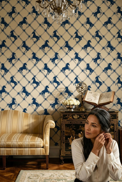 Mavi At Desenli Duvar Kağıdı Krem Zemin Salon