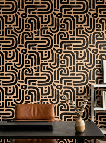 Geometrik Labirent Desenli Duvar Kağıdı Siyah Bej Salon