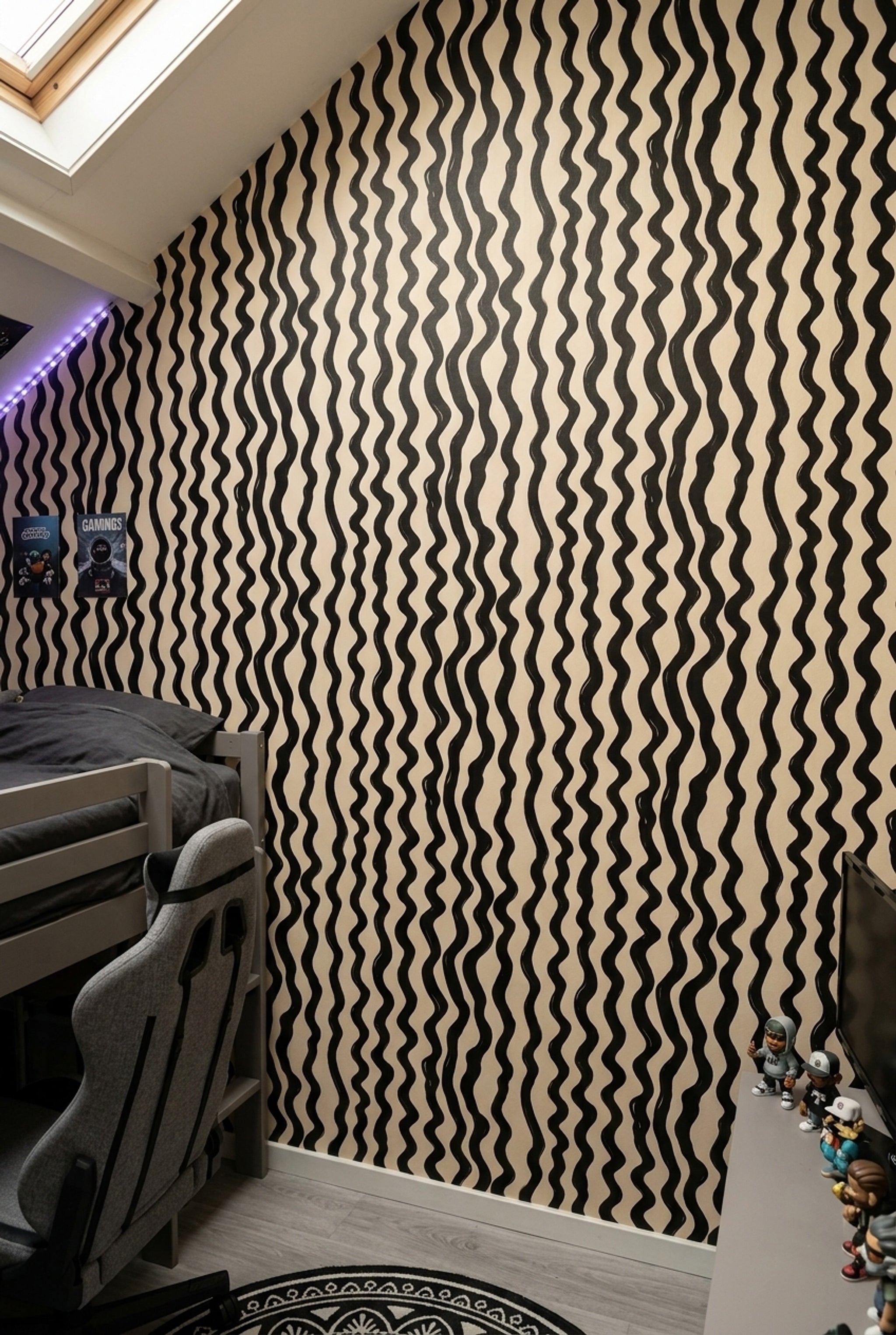 Siyah Dalgalı Çizgili Duvar Kağıdı Bej Modern Salon