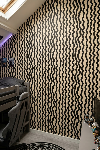 Siyah Dalgalı Çizgili Duvar Kağıdı Bej Modern Salon