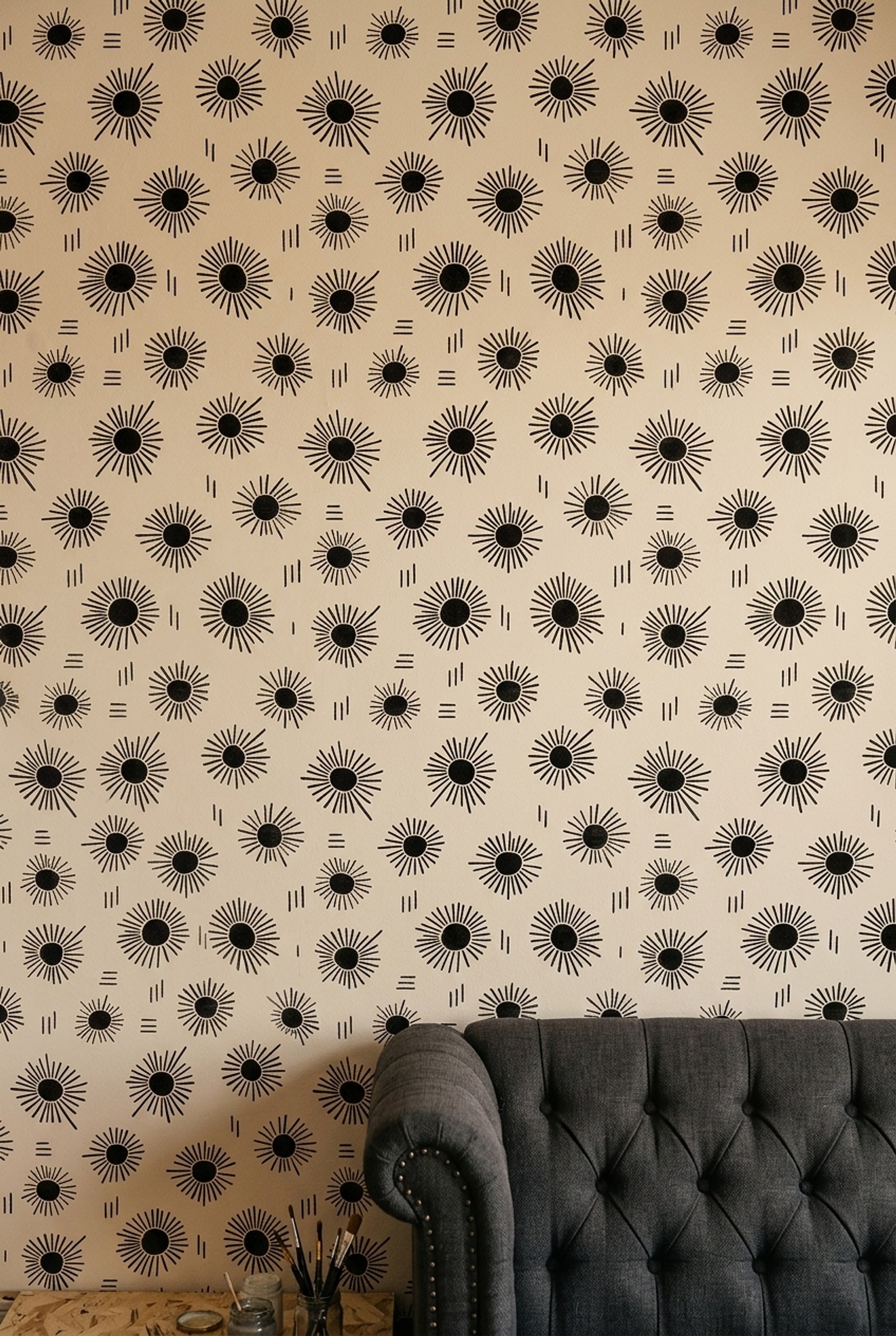 Güneş Işınlı Geometrik Duvar Kağıdı Bej Siyah Salon