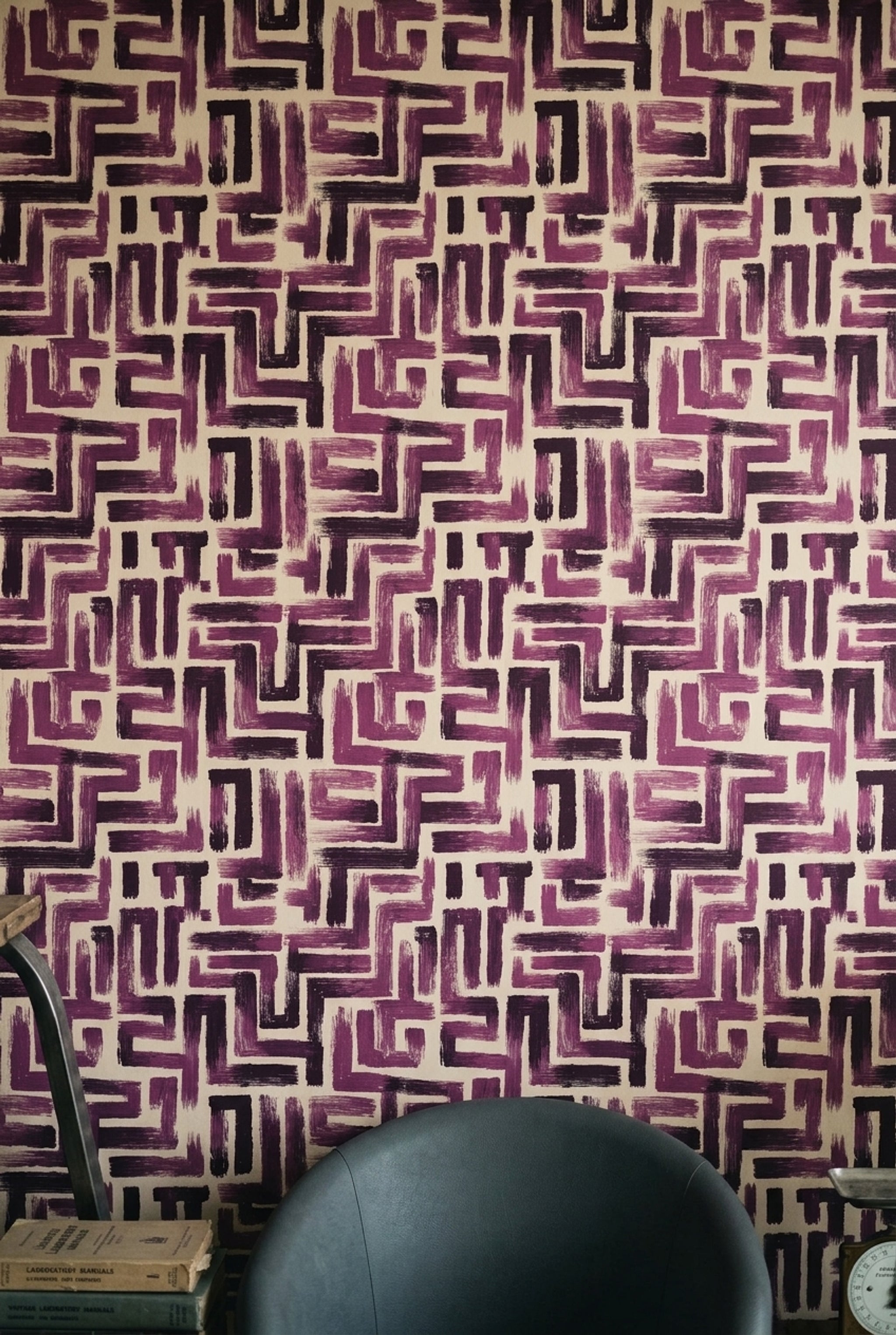 Fırça Darbeli Geometrik Duvar Kağıdı Mor Krem Desenli