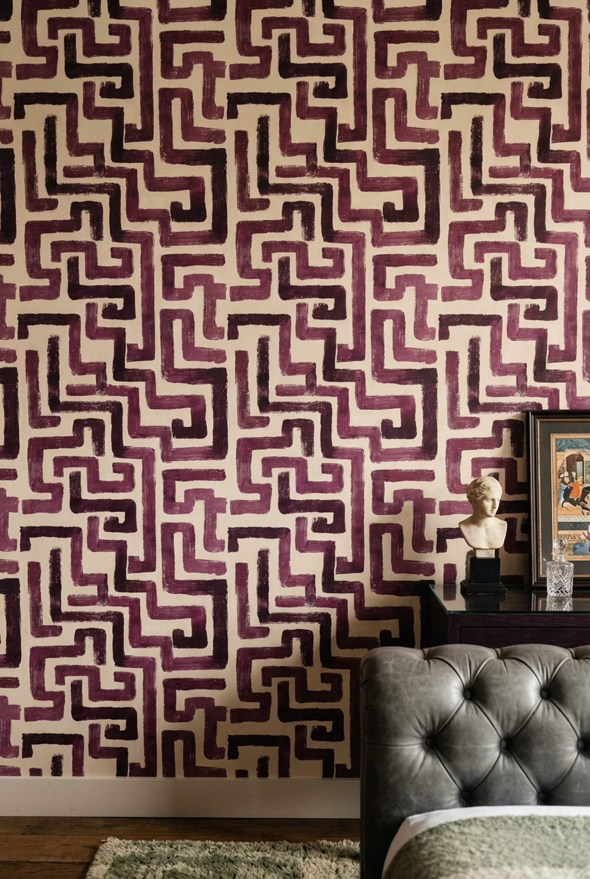 Bordo Geometrik Labirent Desenli Duvar Kağıdı Modern Salon