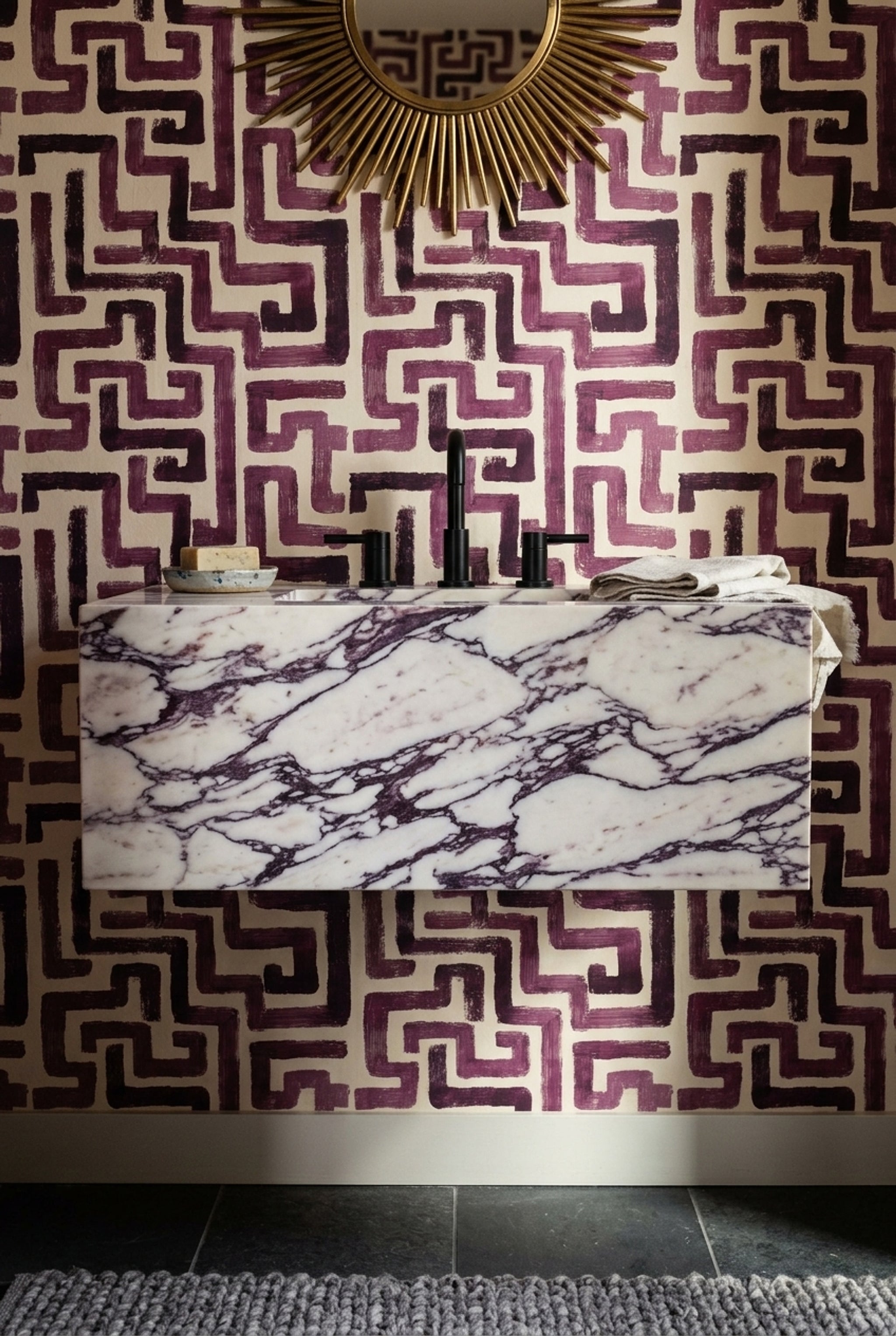 Bordo Geometrik Labirent Desenli Duvar Kağıdı Modern Salon