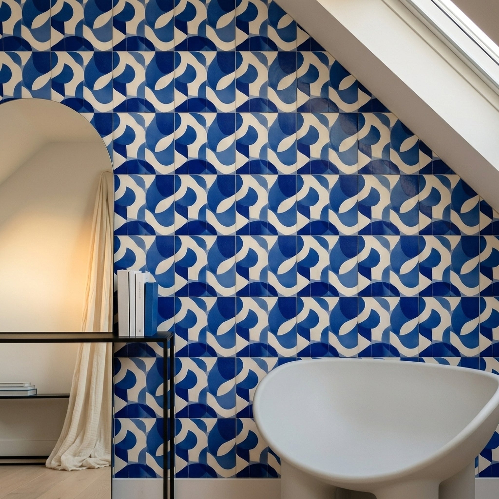 Mavi Beyaz Geometrik Duvar Kağıdı Modern Banyo Deseni