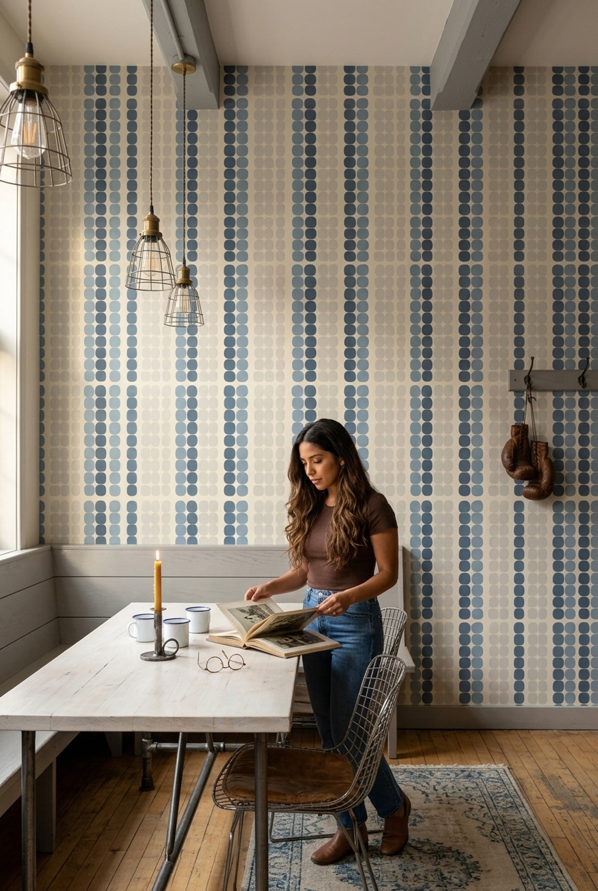 Geometrik Noktalı Duvar Kağıdı Mavi Bej Çizgili Salon