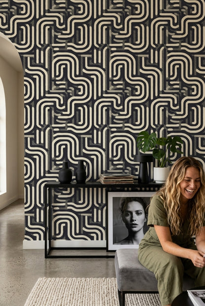 Geometrik Labirent Desenli Duvar Kağıdı Siyah Krem Salon