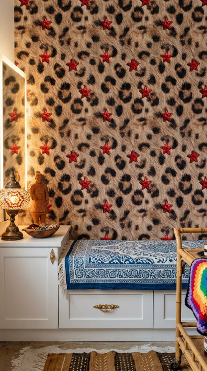 Leopar Desenli Duvar Kağıdı Kırmızı Yıldızlı Modern Salon