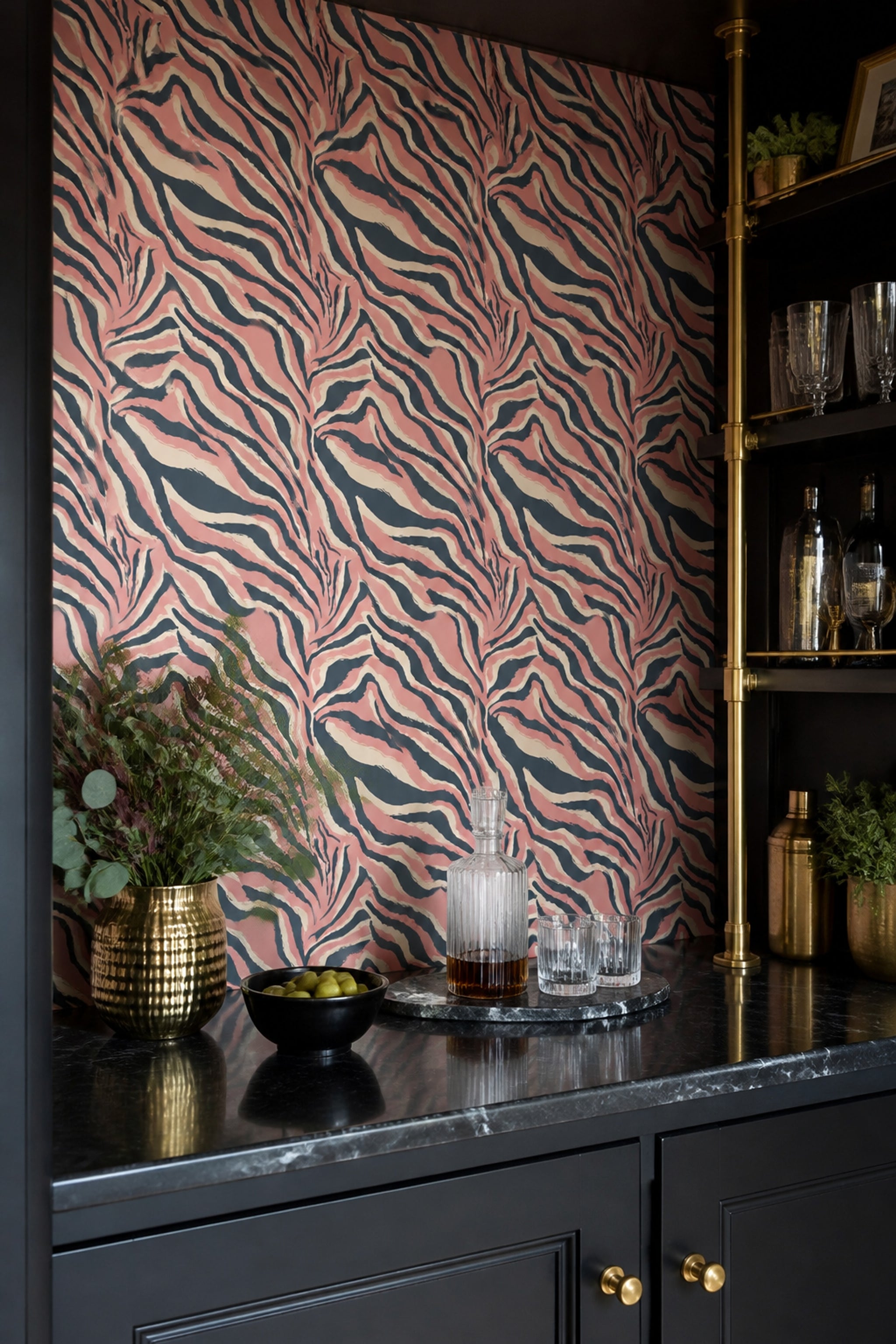 Zebra Desenli Duvar Kağıdı Pudra Pembe Siyah Salon